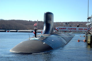 <a href="https://netzpolitik.org/2013/glasfaserkabel-und-spionage-u-boote-wie-die-nsa-die-nervenzentren-der-internet-kommunikation-anzapft/" target="_blank">Netzpolitik.org:</a> 1997 haben NSA und Navy vorgeschlagen, das Atom-U-Boot USS Jimmy Carter für “Spezialoperationen” zu modifizieren und zum besten amerikanischen Spionage-U-Boot aufzubauen. 1998 stimmte der Kongress zu, das Boot mit “fortschrittlicher Technologie für spezielle Marinekriegsführung und taktische Überwachung” (Zitat Navy) auszurüsten. Eins der vielen Features ist: state-of-the-art Technologie zum Anzapfen von Untersee-Glasfaserkabeln.
Was schon in den Neunzigern durchgeführt wurde, ist für das 2,8 Milliarden Dollar teure U-Boot seit dem Stapellauf 2004 Routine.
